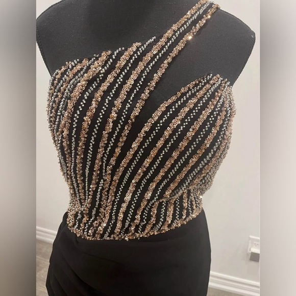 Elegant Black One-Shoulder Evening Dress - Picture 7 of 7